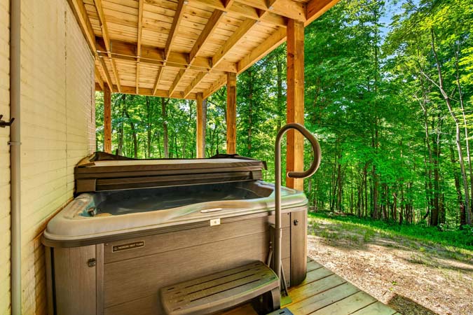 Wooded landscape around this Hocking Hills vacation rental