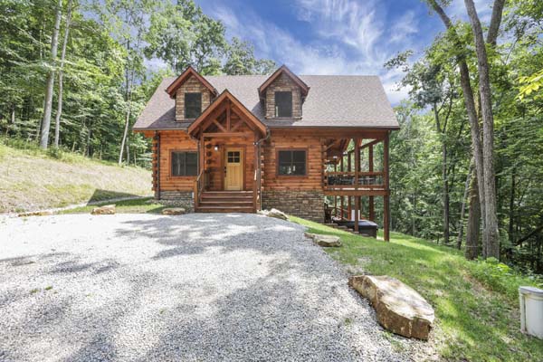 Shagbark Hickory Ridge, Hocking Hills — front of the cabin from the top of the driveway