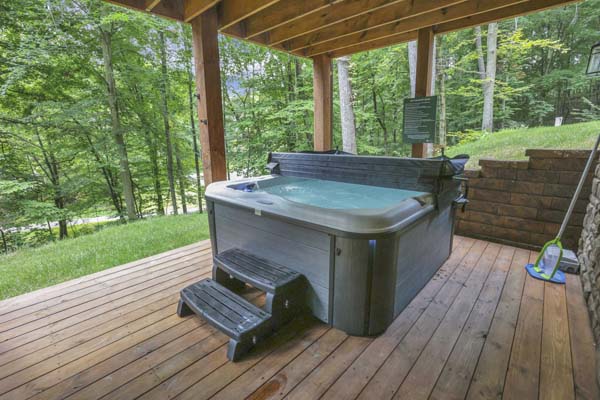 Shagbark Hickory Ridge, Hocking Hills — hot tub on the lower deck beside the retaining wall