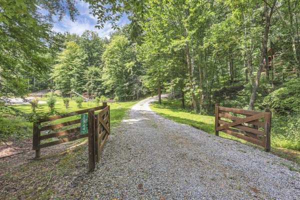 Shagbark Hickory Ridge, Hocking Hills — entrance gate at the head of the private drive