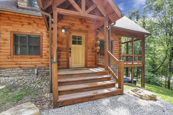 Shagbark Hickory Ridge, Hocking Hills — front elevation with the full gravel turnaround